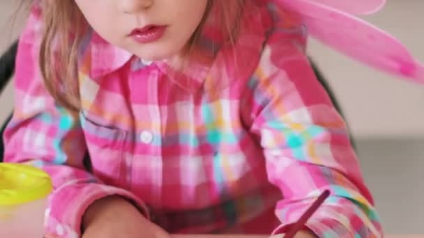Anaokulu Resmi Yaratıcı Aktivite Hevesli Bir Kız Çocuğu Anaokulu Masasında — Stok video