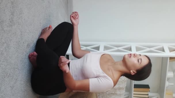 Vídeo Vertical Prática Meditação Exercício Respiratório Bem Estar Mental Jovem — Vídeo de Stock