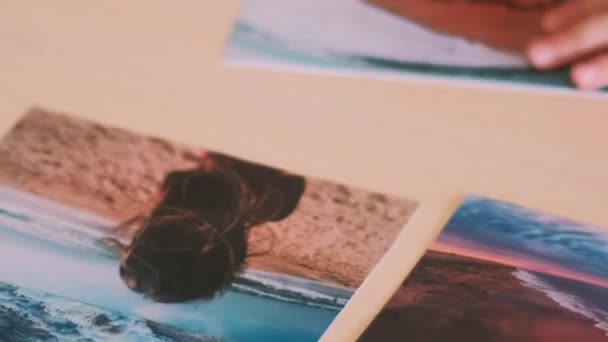 照片收集 旅行照片 孩子们的闲暇小孩子的手在移动 记忆海上旅行的图像拼贴在桌上 — 图库视频影像