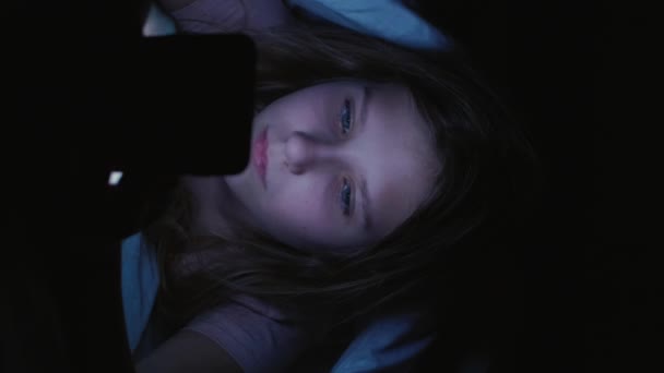 Κάθετο Βίντεο Εθισμός Στους Νέους Τηλεφωνική Βραδιά Ξύπνημα Έφηβος Κορίτσι — Αρχείο Βίντεο