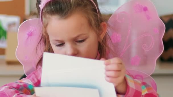 Çocuk Gelişimi Çocuk Eğlencesi Kelebek Kostümüne Odaklanmış Yaratıcı Bir Süreçte — Stok video