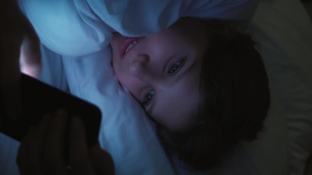 Vertikales Video Kindersucht Digitale Freizeit Nachtsurfen Internet Glücklich Lächelndes Mädchen — Stockvideo
