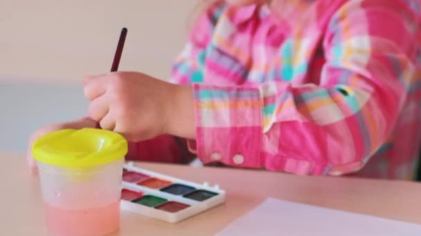 Sanat Anaokulu Çocukların Yaratıcılığı Odaklanmış Küçük Kız Çocuk Hobileri Masasında — Stok video