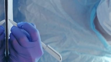 Dikey video. Hastalık geçmişi. Tıbbi değerlendirme. Koronavirüs salgını. Koruyucu ekipman yazma doktorunun raporunda mavi plastik eldivenler var..