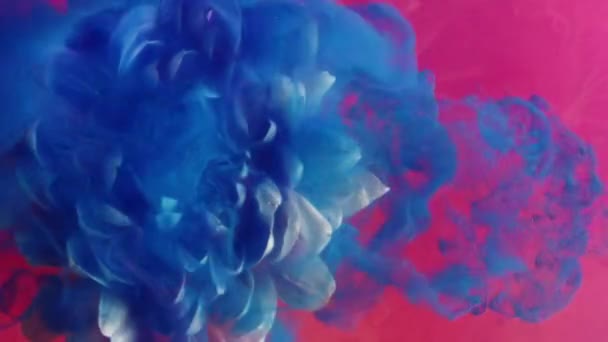Verticale Video Bloemenwater Een Inktdruppel Fantasie Bloesem Blauw Roze Kleur — Stockvideo