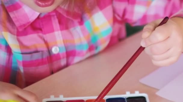 Kreative Kindheit Talentiertes Kind Konzentriertes Kleines Künstlermädchen Genießt Hobby Mit — Stockvideo