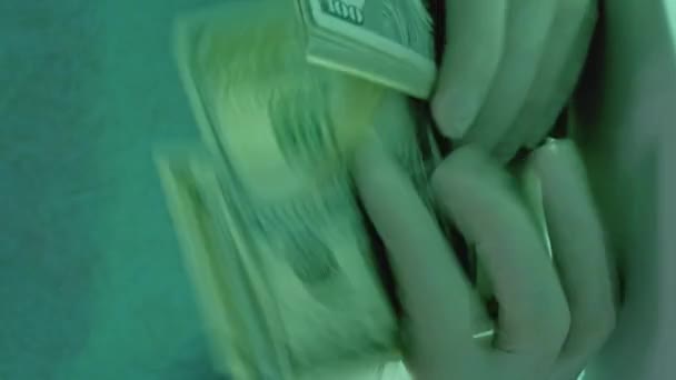 垂直录像 医生收入 卫生保健腐败 昂贵的健康 医学专业人员手戴手套在桌上数着我们的钱 — 图库视频影像