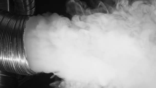 烟熏污染 化学烟雾 烟雾排放 深黑抽象背景下柔性排气管的白工业气体流动 — 图库视频影像