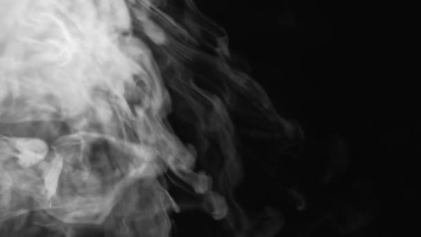 スモークウェーブ スチームテクスチャ 霧雲に 暗黒のコピースペースの抽象的な背景上のぼやけた白い蒸気浮遊動き — ストック動画