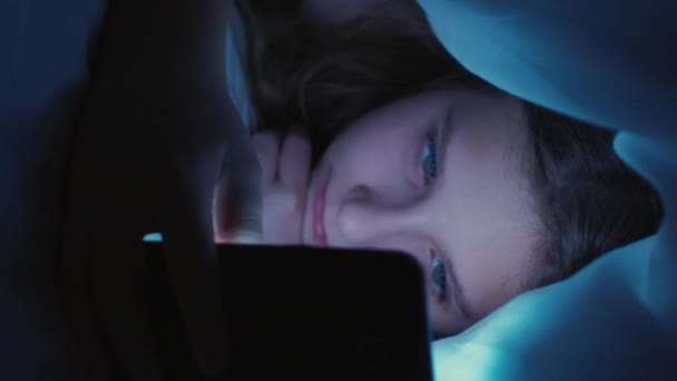 Verticale Video Smartphone Jeugd Nachtsurfen Internetobsessie Slapeloos Verveeld Meisje Met — Stockvideo