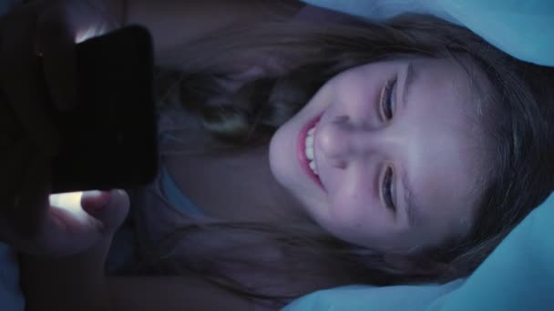 Vertikal Video Alfa Barn Fritid Smartphone Kväll Spännande Glad Besatt — Stockvideo
