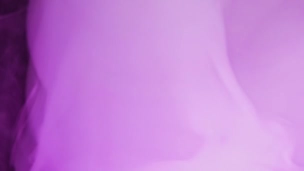 ネオン タバコ ヴァーパークラウンド 魔法の呪文 紫色のピンク色の輝くスモッグブローが黒のコピースペースに広がる抽象的な背景 — ストック動画