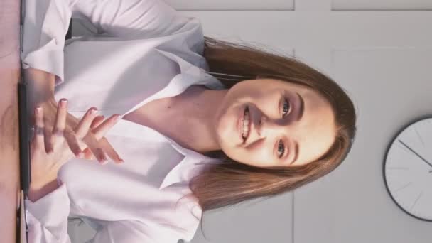 비디오 리더십입니다 비즈니스 사무실에서 세미나를 즐거운 자신감 스피커 — 비디오