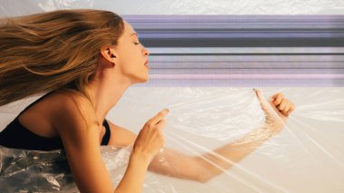 Dijital güzellik. Sanat eseri. Engelleme teknolojisi. Plastik film arızası, statik gürültü fotokopi arkaplanı tutan esinlenmiş kadın..