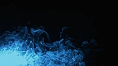 Renk dumanı. Sis bulutu. Buz buharı. Neon mavisi parlayan buhar dalgası, karanlık bir gecede, boş bir alanda, soyut bir arkaplanda süzülüyor..