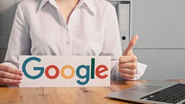 Kharkiv, Ukrayna - 13 Mayıs 2020: Google simgesi. Dijital pazarlama. Tanımlanamayan iş kadını elleri internet logosunu tutuyor..