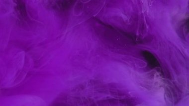 Mürekkep damlası. Renkli duman sıçraması. Açığa çıkarma etkisi. Fantezi bulanıklığı. Siyah soyut sanat arka planında neon mor duman bulutu patlama dalgası hareketi.