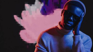 Dijital stres. Bilgi yüklemesi. Medya baskısı. Kırmızı mavi neon ışık yorgun, gözlüklü, yorgun, uykulu adam bozuk ekran titreşimli, statik gürültü..