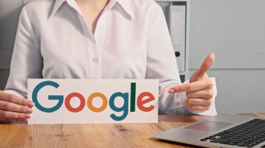 Kharkiv, Ukrayna - 13 Mayıs 2020: Google simgesi. Dijital pazarlama. Ağ arama sistemi logosuna bakan tanınamayan iş kadını.