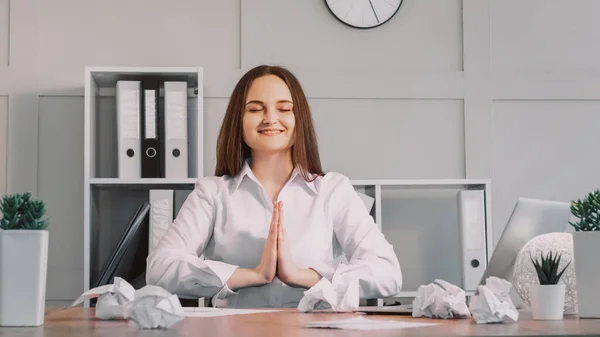 Yoga Oficina Trabajo Computadora Portátil Calma Satisfecha Mujer Negocios Sonriente —  Fotos de Stock