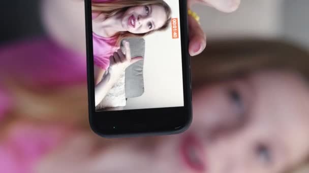 Vertikales Video Content Shooting Home Vlog Smartphone Aufnahmen Glückliche Emotionale — Stockvideo