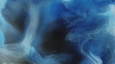 Renkli duman üfürüğü. Mürekkep damlası. Buhar sıçrama dokusu. Koyu siyah soyut sanat arka planında mavi duman bulutu hareketi.