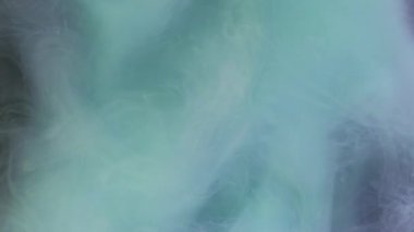 Renkli sis dokusu. Duman bulutu. Mürekkep suyu. Sis akışı. Mavi parlak patlama sisi yüzen hareket soyut sanat arkaplanı.