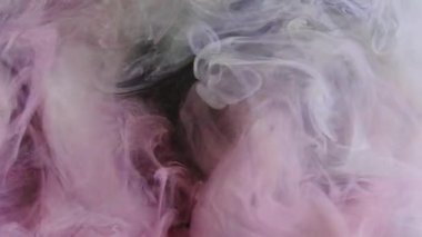 Mürekkep damlası. Buhar dokusu. Açığa çıkarma etkisi. Pembe beyaz duman bulutu siyah simli toz parçacıkları üzerinde hareket sıçratır soyut sanat arkaplanı.