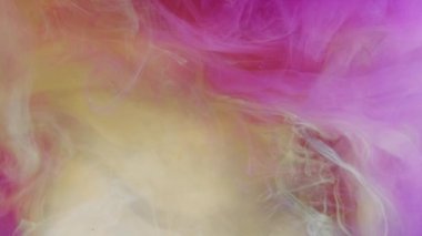 Renk dumanı. Sis bulutu akışı. Yüzen buhar. Holi sisi. Pastel pembe mürekkep karışımı su hareketleri soyut sanat arkaplanı.