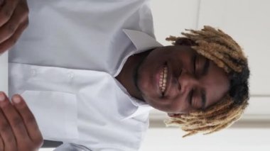 Dikey video. Çevrimiçi iletişim. Uzaktan görüşme. Kendine güveni tam bir yönetici. Sanal şirket toplantısında el kol hareketi yapıyor..