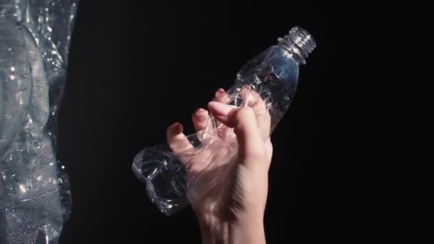 Vertikal Video Avfallsminskning Plaståtervinning Kvinna Volontär Hand Krossa Används Flaska — Stockvideo