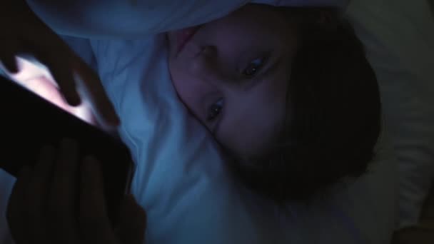 Vídeo Vertical Adicción Infantil Noche Dispositivos Aburrido Chica Sin Dormir — Vídeo de stock