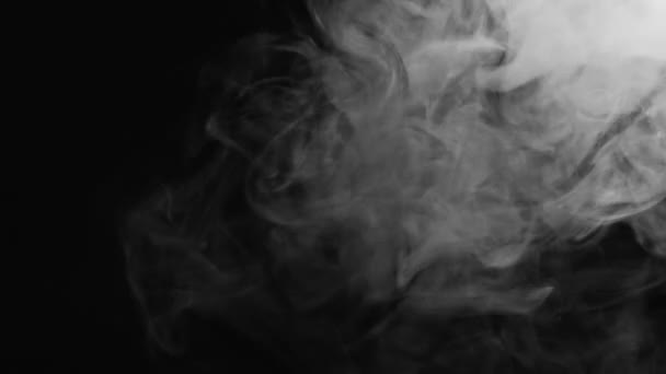 オーバーレイを吸う ヴァーパークラウンド ガスが広がる 白いスモッグフローモーションテクスチャ ダークブラック抽象フリースペース背景 — ストック動画