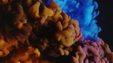 Mürekkep suyu. Renkli duman sıçraması. Açığa çıkarma etkisi. Su altı boya patlaması. Koyu siyah soyut sanat arka planında mavi sarı sıvı karıştırma hareketi.