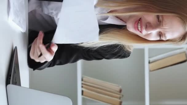 영상입니다 비명지르는 온라인 양복을 사무실에서 종이를 랩탑으로 소리치는 — 비디오