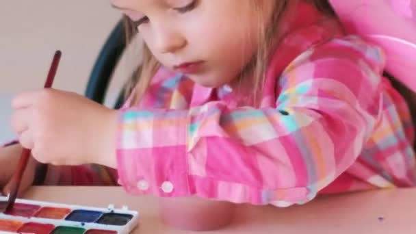 Talentiertes Kind Vorschulstunde Kleines Künstlermädchen Malt Regenbogenbild Auf Papier Tisch — Stockvideo