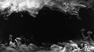 Duman tabakası. Sis çerçevesi. Duman bulutu. Bulanık beyaz şeffaf buhar dalgası koyu siyah fotokopi alanı soyut arka planına yayılıyor.