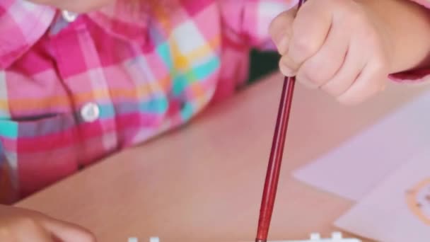 Pasatiempo Creativo Infantil Aprendizaje Pintura Niña Disfrutando Actividad Artística Con — Vídeo de stock