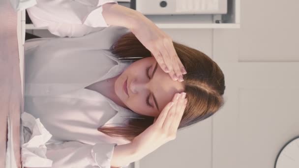 Vídeo Vertical Crisis Laboral Frustración Creativa Mujer Enojada Infeliz Estresada — Vídeo de stock