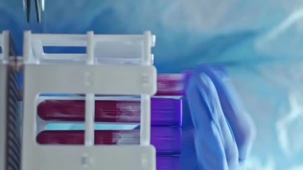 Pionowe Wideo Test Laboratoryjny Analiza Biochemiczna Technik Medycznym Sprzęcie Ochronnym — Wideo stockowe