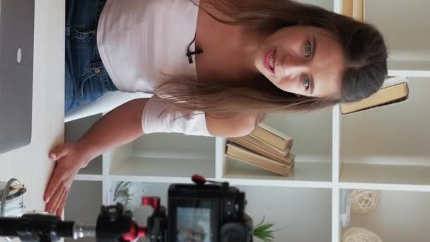 Вертикальне Відео Зйомки Журналу Створити Вміст Жінка Експерт Молода Емоційно — стокове відео