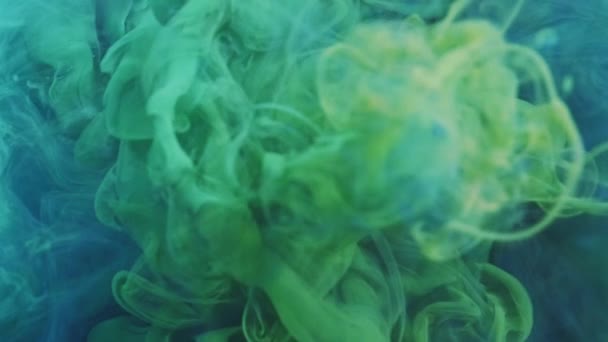 インクウォータースプラッシュ カラースモーク雲 ペイントミックス 非割り当てられた青い緑の液体の低下の広がる動き抽象的な芸術の背景 — ストック動画