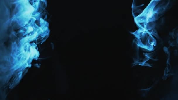 カラー スモークフレーム 冷たいエネルギー ネオンライトブルーフェイム波動ダークブラック空白スペース抽象背景 — ストック動画
