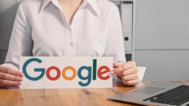 Kharkiv, Ukrayna - 13 Mayıs 2020: Google simgesi. İnternet taraması. Ağ arama sistemi logosu gösteren tanınamayan iş kadını.