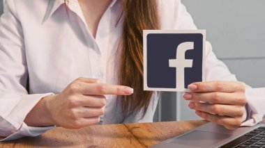Kharkiv, Ukrayna - 13 Mayıs 2020: Facebook simgesi. Sosyal medya. Tanımlanamayan kadın elleri uygulama logosunun dijital pazarlamasına işaret ediyor.