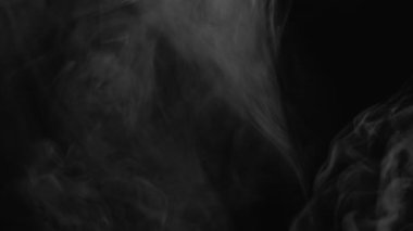 Sis örtüsü. Duman dalgası. Duman yüzüyor. Siyah kopya alanı üzerinde beyaz şeffaf buhar akışı soyut arkaplan.