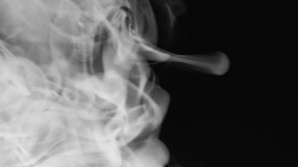 Ατμοκίνηση Καπνός Ομίχλη Υφή Defocused Λευκό Νέφος Εξαπλώνεται Σκοτεινό Μαύρο — Αρχείο Βίντεο