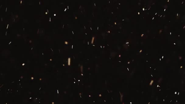 飞行的火花 模糊的金色片状颗粒漂浮在黑暗的黑色自由空间的抽象背景上 — 图库视频影像