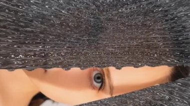 Dikey video. Dijital mahremiyet. Sanal kimlik. Casus yazılım teknolojisi. Siyah-beyaz arızalı ses animasyon perdesinden gözetleyen meraklı casus kadın..