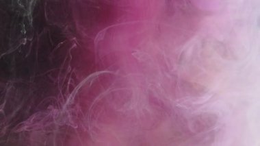 Mürekkep damlası. Renkli duman sıçraması. Fantezi patlaması. Pastel pembe buhar bulutu koyu siyah simli toz parçacıkları üzerinde yüzüyor soyut sanat arka planı.